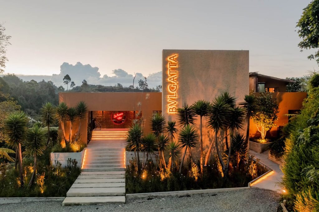 Terraza exterior restaurante Bulgatta al atardecer - proyecto gastronómico de Vicaría Arquitectura con vista panorámica y diseño contemporáneo