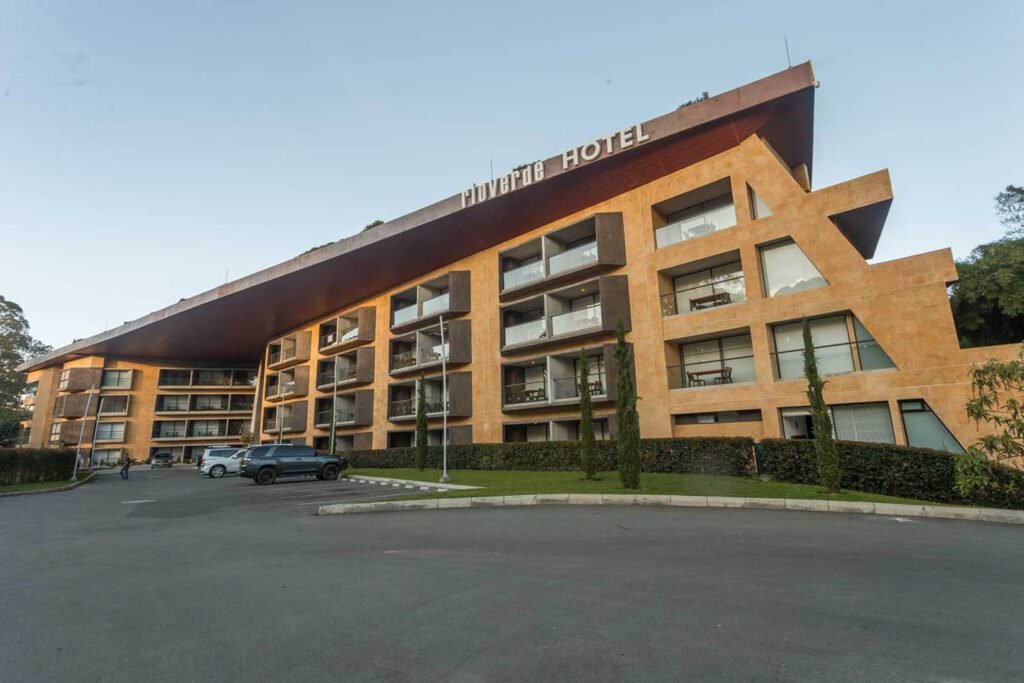 Fachada exterior Hotel Rioverde - diseño arquitectónico contemporáneo por Vicaría Arquitectura con balcones y iluminación nocturna