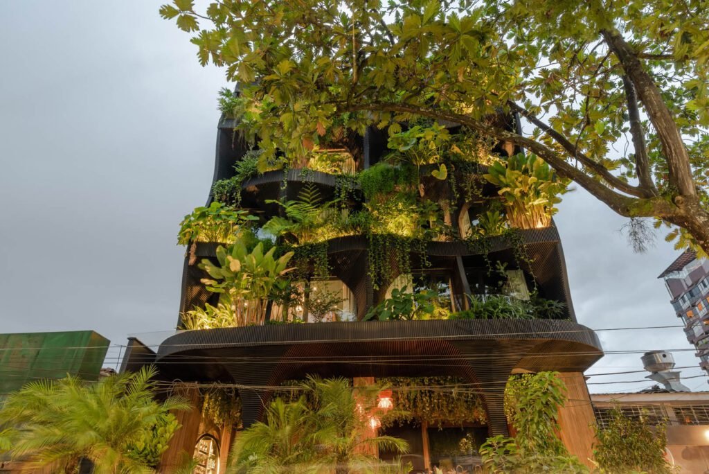 Fachada Hotel Selvario36 integrada con vegetación - arquitectura sostenible de Vicaría con diseño biofílico y acabados naturales