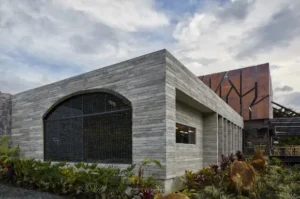 diseño de espacio comercial hecho por Vicaría, diseño de fachada exterior de restaurante moderno